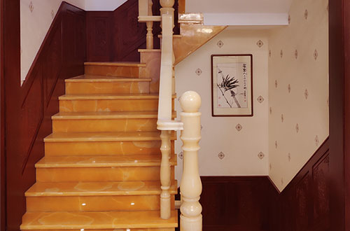 横栏镇中式别墅室内汉白玉石楼梯的定制安装装饰效果